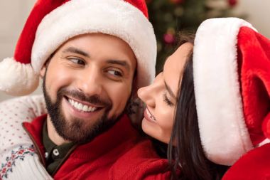 Noel Baba şapkaları, mutlu çift