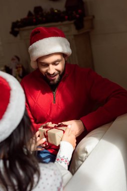 Noel hediyesi ile Çift