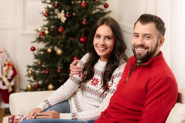 Glada unga par vid jul — Stockfoto