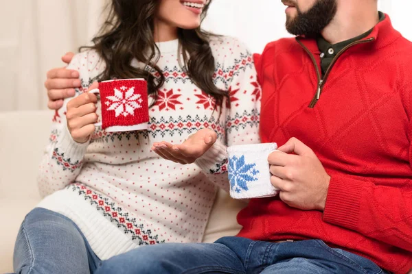 Pareja con tazas en Navidad — Foto de Stock