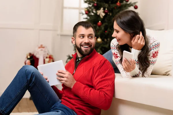 Pareja usando dispositivos digitales — Foto de Stock