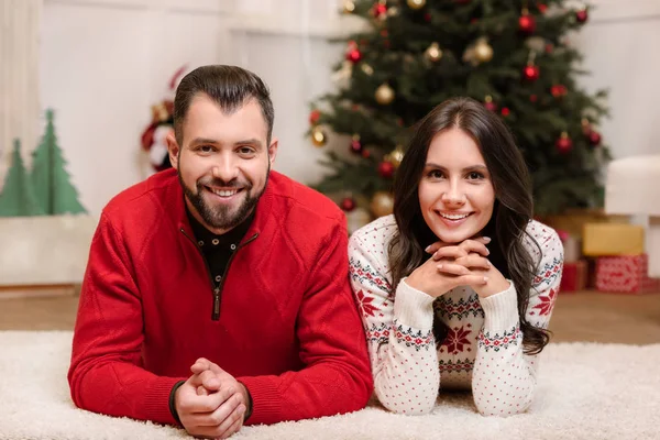 Felice coppia a Natale — Foto Stock