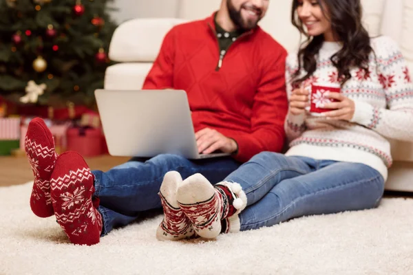 Pareja usando portátil — Foto de Stock