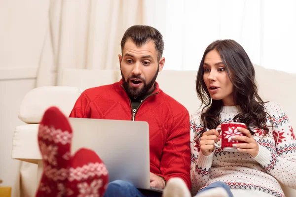 Paar met laptop — Stockfoto