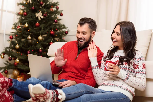 Pareja usando portátil — Foto de Stock