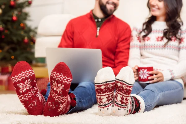 Casal usando laptop — Fotografia de Stock