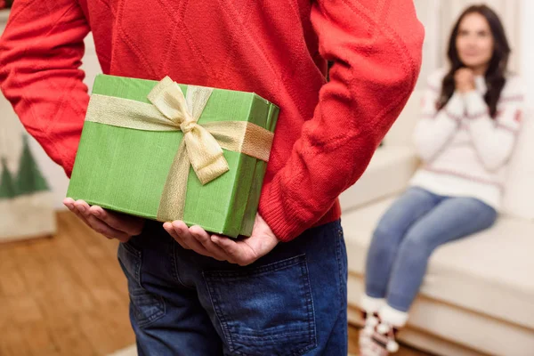 Couple with christmas present — Stock Photo, Image