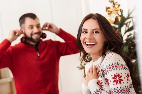 Szczęśliwa para w okresie Bożego Narodzenia — Zdjęcie stockowe