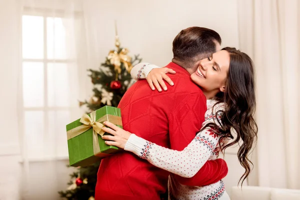 Couple with christmas present — Stock Photo, Image