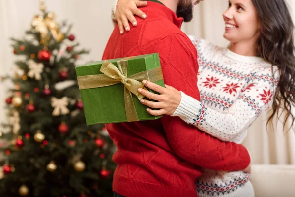 Couple with christmas present — Free Stock Photo