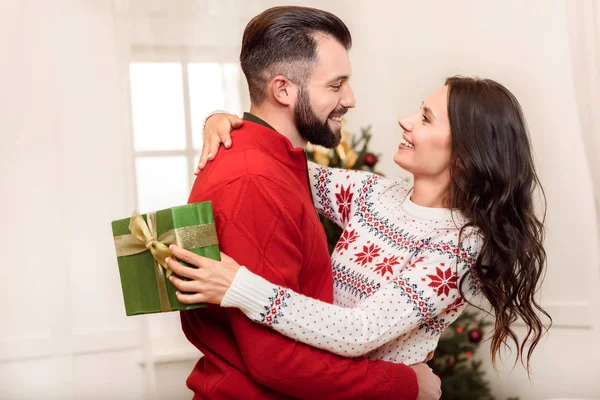 Casal com presente de Natal — Fotografia de Stock