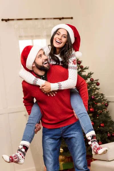 Happy couple in santa hats — Stock Photo, Image