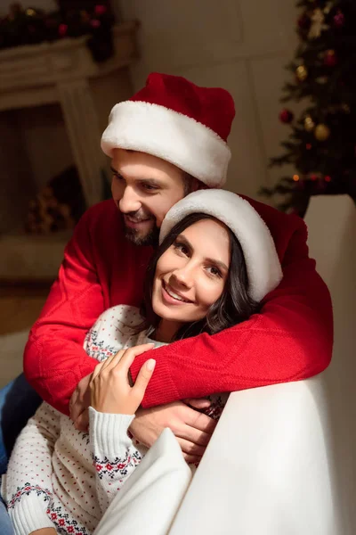 Heureux couple dans chapeaux de Père Noël — Photo