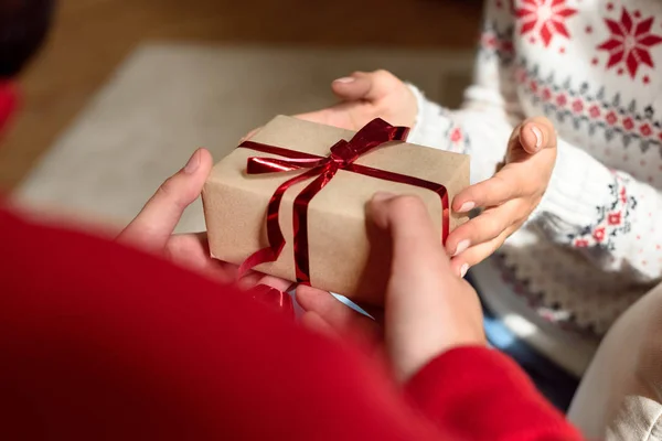 Casal com presente de Natal — Fotografia de Stock