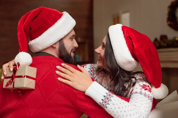 Echtpaar met kerstcadeau — Stockfoto