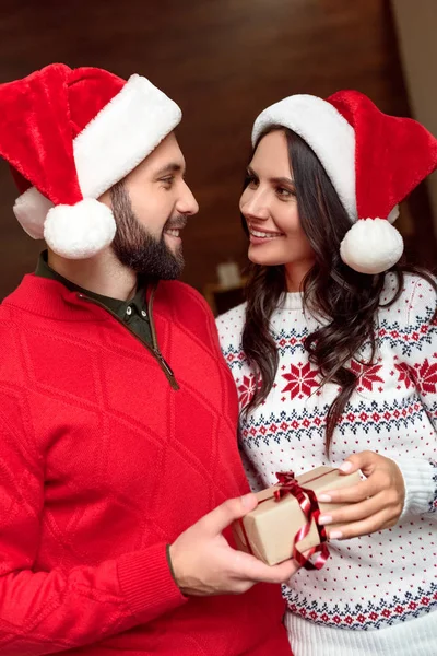 Couple with christmas present — Stock Photo, Image