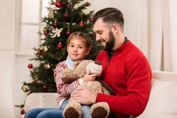 Glücklicher Vater und Tochter zu Weihnachten — kostenloses Stockfoto