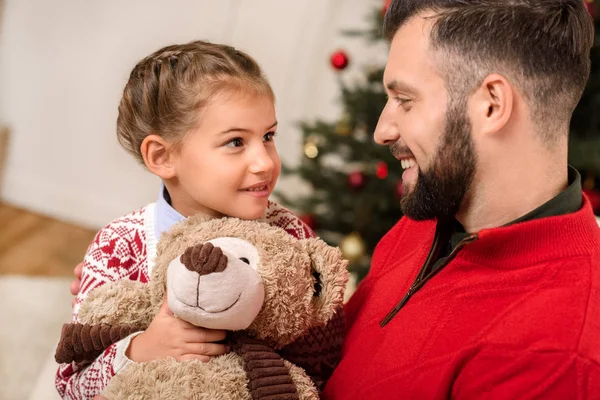 Glücklicher Vater und Tochter zu Weihnachten — Stockfoto