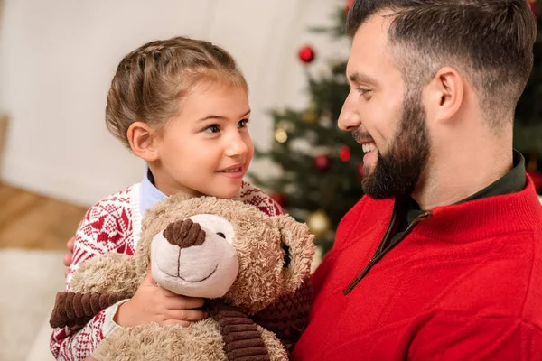 Feliz padre e hija en Navidad — Foto de Stock