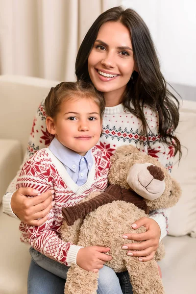 Mother and daughter with teddy bear — Stock Photo, Image