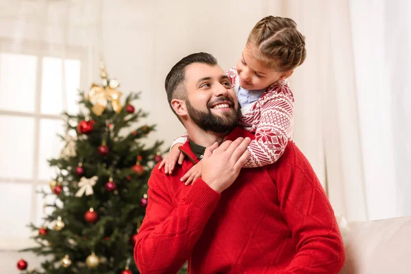 Glücklicher Vater und Tochter zu Weihnachten — Stockfoto