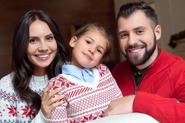 Genitori felici con figlia — Foto Stock