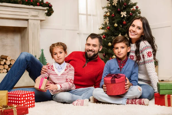 Família com presentes de Natal — Fotografia de Stock