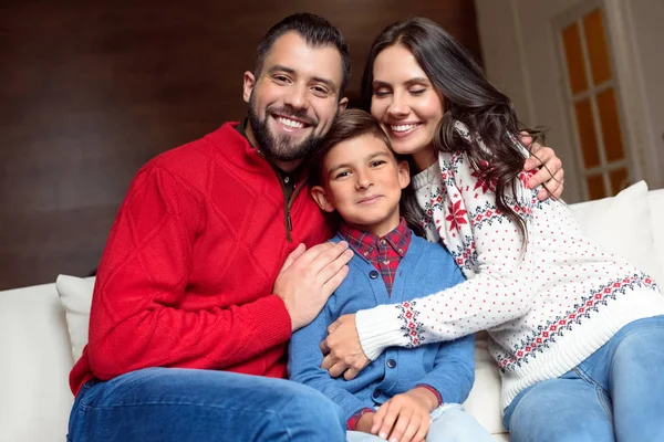 Gelukkige ouders met zoon — Stockfoto