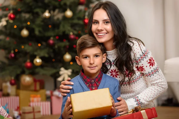 Madre e hijo con regalos de Navidad —  Fotos de Stock