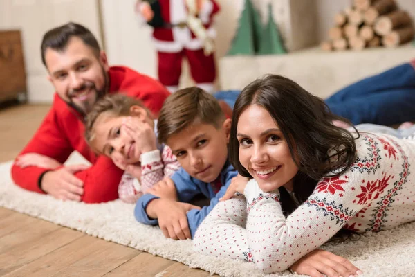 Glückliche Familie zu Weihnachten — Stockfoto