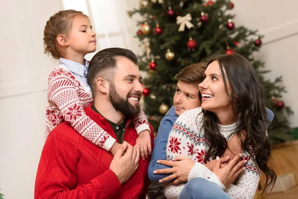 Glückliche Familie zu Weihnachten — Stockfoto