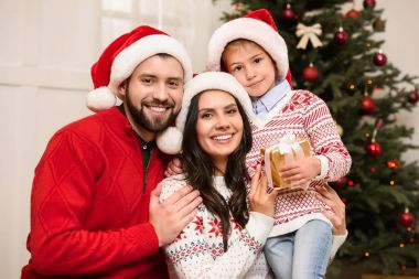 Noel hediyeli mutlu bir aile