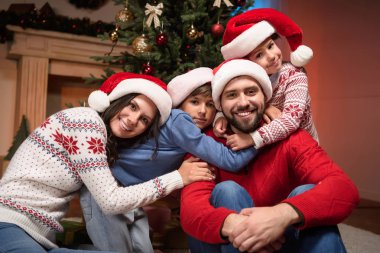 Noel Baba şapkalı mutlu aile