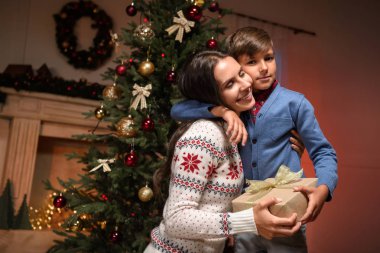 Anne ve oğlu ile Noel hediyesi