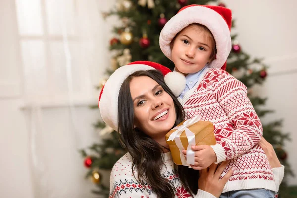 Moeder en dochter met de gift van Kerstmis — Stockfoto