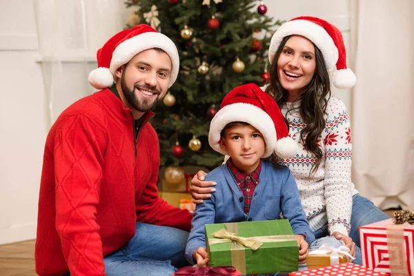 Lycklig familj med julklappar — Stockfoto