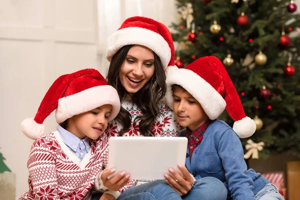 Famiglia con tablet digitale a Natale — Foto Stock