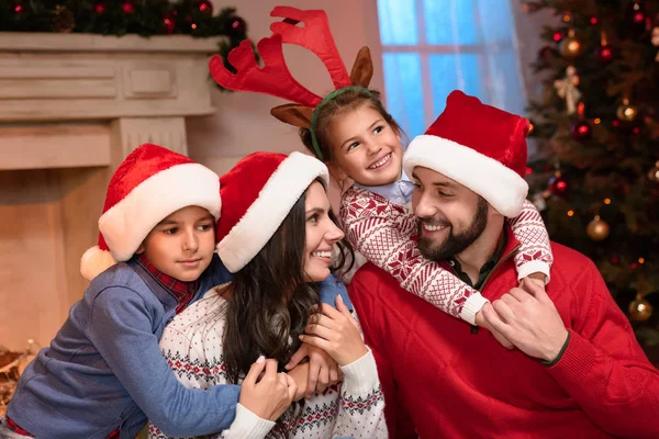 Família feliz em chapéus de Santa — Fotografia de Stock