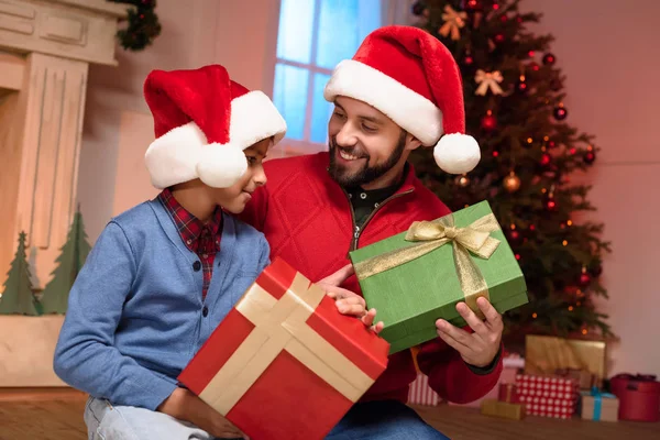 Pai e filho com presentes de Natal — Fotografia de Stock