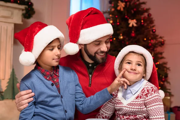 Baba ve Noel Baba şapkaları çocuklarda