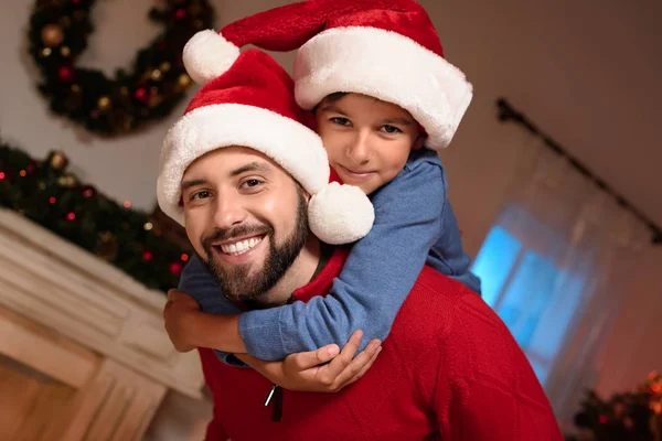 Padre e figlio in cappelli Babbo Natale — Foto Stock
