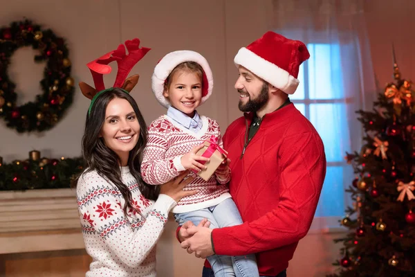 Família feliz com presente de Natal — Fotografia de Stock