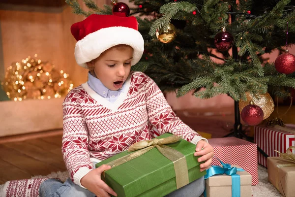 Child holding christmas present — Stock Photo, Image