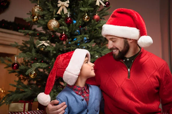 Padre e figlio in cappelli Babbo Natale — Foto Stock