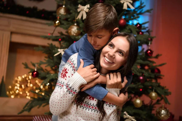 Mãe e filho felizes no Natal — Fotografia de Stock