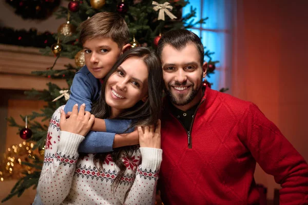 Lycklig familj vid jul — Stockfoto