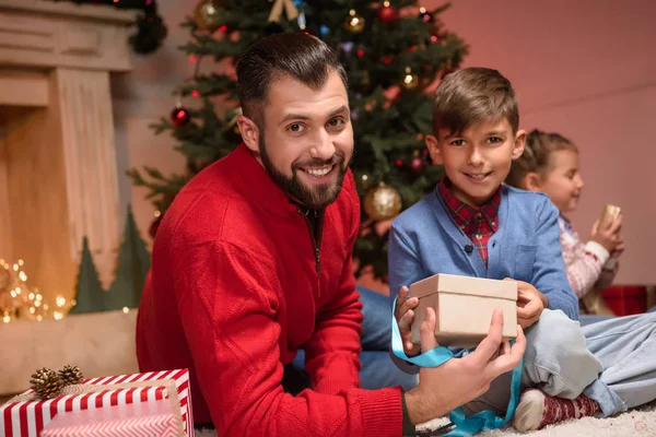 Familj med julklappar — Stockfoto