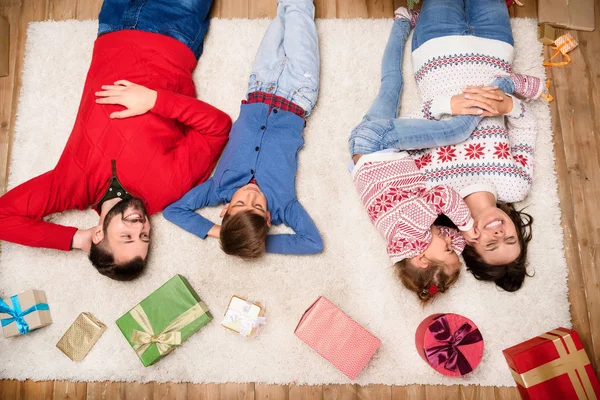 Familia feliz con regalos de Navidad — Foto de Stock