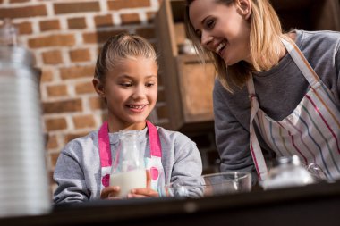 Anne ve kızı kurabiye yapma