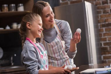 çiğ tavuk yumurtası ile aile